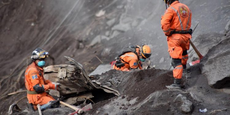 গুয়াতেমালায় অগ্ন্যুৎপাতে প্রাণহানি বেড়ে ৯৯, উদ্ধার অভিযান স্থগিত