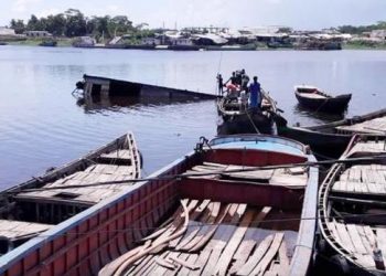 লক্ষ্মীপুরে ডুবে গেছে কোটি টাকার ভাসমান ওয়ার্কশপ, উদ্ধারে তৎপরতা নেই