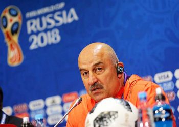 গোঁফ নিয়েই মাঠে আসতে বললেন রাশিয়ার কোচ