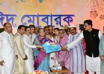 প্রধানমন্ত্রী সেমাই খেলেন, খাওয়ালেন অতিথিদেরও