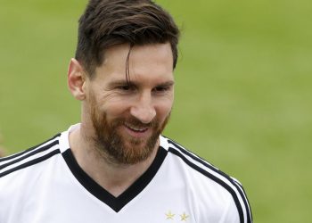 মেসির বোঝা কমাতে চায় আর্জেন্টিনা