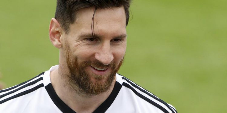 মেসির বোঝা কমাতে চায় আর্জেন্টিনা