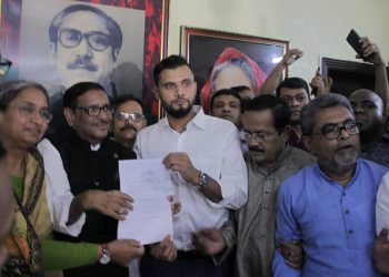 নড়াইল-২ আসন থেকে আ. লীগের মনোনয়ন ফরম নিলেন মাশরাফি