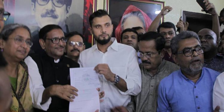 নড়াইল-২ আসন থেকে আ. লীগের মনোনয়ন ফরম নিলেন মাশরাফি