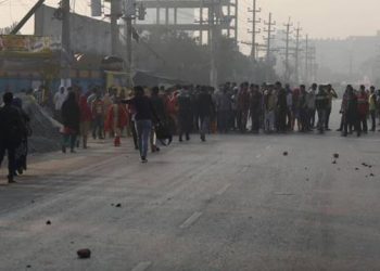 আশুলিয়ায় আজও পোশাক শ্রমিকদের মহাসড়ক অবরোধের চেষ্টা