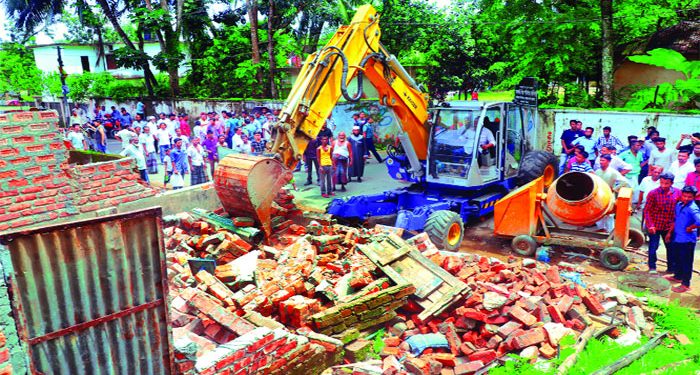 হালুয়াঘাটে মৃত ভাইয়ের জমি দখল, পালিয়ে বেড়াচ্ছেন পরিবারের সদস্য