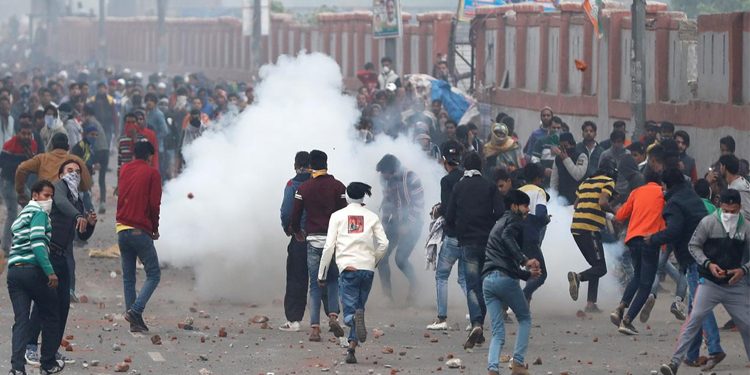 পুলিশ-জনতা সংঘর্ষে আবারও উত্তাল দিল্লি