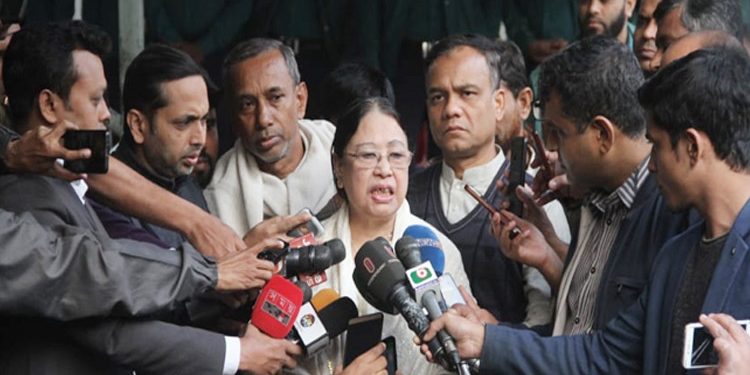 বাম হাত বেঁকে গেছে খালেদা জিয়ার,  উন্নত চিকিৎসা প্রয়োজন: সেলিমা