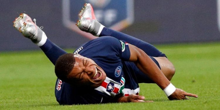 ছিটকেই গেলেন এমবাপে