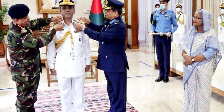 এডমিরাল র্যাংক ব্যাজ পরানো হলো নৌবাহিনী প্রধানকে