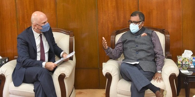 ‘পর্যায়ক্রমে দেশের সব মানুষই ভ্যাকসিন পাবে’