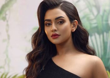 নিজের পরা পোশাক বস্তির মেয়েদের দিচ্ছেন নুসরাত ফারিয়া