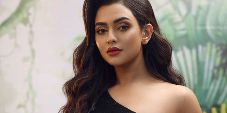 নিজের পরা পোশাক বস্তির মেয়েদের দিচ্ছেন নুসরাত ফারিয়া