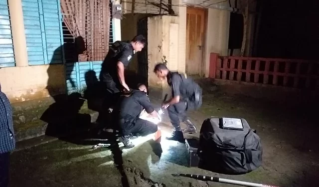 কলেজশিক্ষকের বাড়িতে বোমাসদৃশ বস্তুর দেখা মিলেছে
