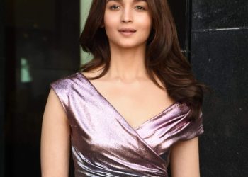 আলিয়া ভাটকে সাধ দিচ্ছেন দুই মা