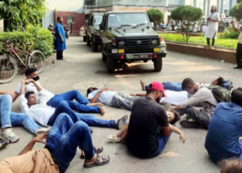 সেনা কর্মকর্তাদের গাড়ির সামনে শুয়ে পড়লেন চাকরিচ্যুত সেনা সদস্যরা