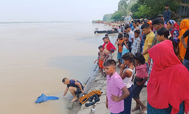 মায়ের সামনে যমুনার স্রোতে ভেসে গেল স্কুলছাত্র