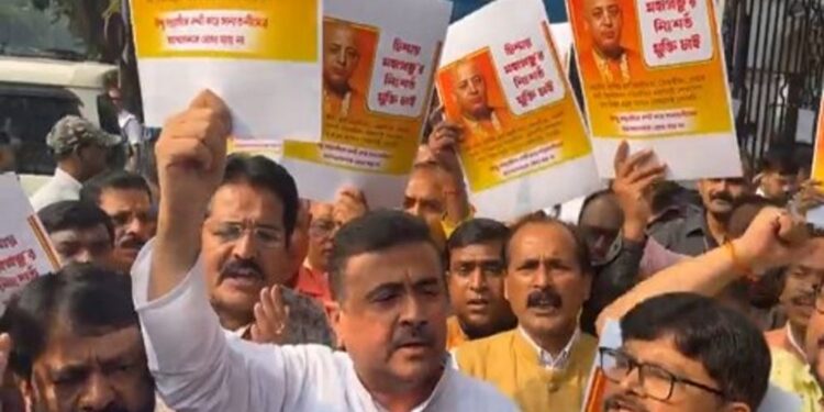 চিন্ময় কৃষ্ণ দাসের মুক্তির দাবিতে কলকাতায় বিক্ষোভ