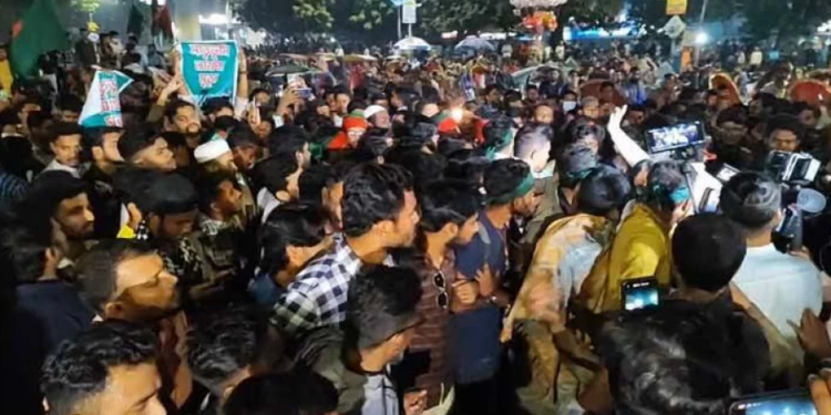 ভারতে বাংলাদেশ সহকারী হাইকমিশনে হামলার প্রতিবাদে উত্তাল ঢাবি