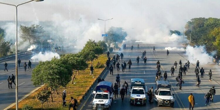 কী ঘটছে পাকিস্তানে, কতদিন চলবে?