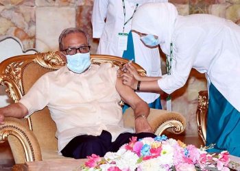 করোনার দ্বিতীয় ডোজ টিকা নিলেন রাষ্ট্রপতি আব্দুল হামিদ
