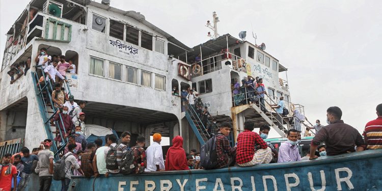 শাটডাউনের ভয়ে ফেরিতে বাড়ছে মানুষের জটলা