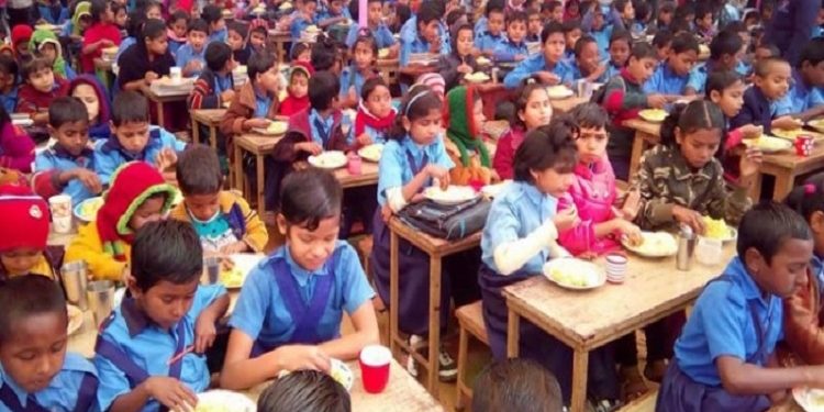 প্রাথমিক শিক্ষার্থীদের খিচুড়ি খাওয়ানোর প্রকল্প বাতিল