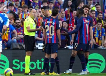 মাঠে ফিরেই ১৭ কার্ড দেখালেন লাহোজ