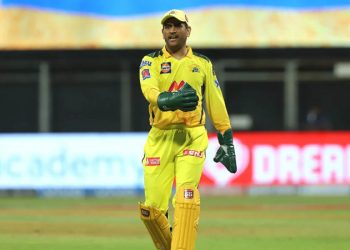 ১২ লাখ রুপি জরিমানা গুনতে হচ্ছে ধোনিকে