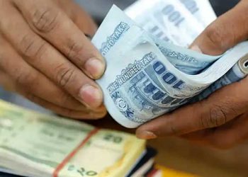 নগদ অর্থ ধরে রাখার প্রবণতা বাড়ছে